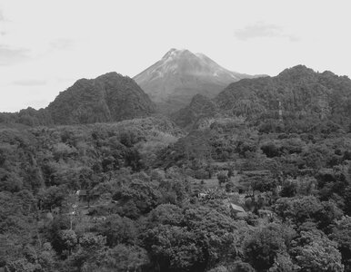 Miniatura: Góra Ognia nagle się przebudziła....