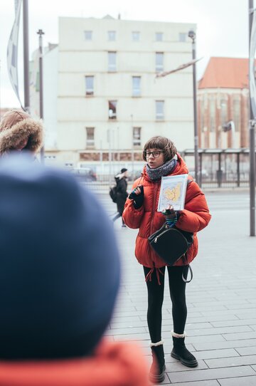 Chrystyna prowadzi wycieczkę