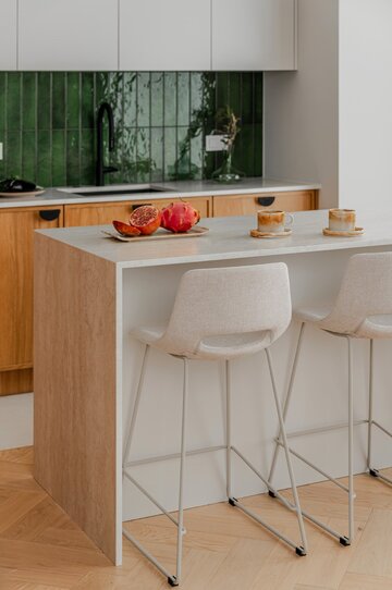 Projekt mieszkania na warszawskim Mokotowie autorstwa Deer Design to przykład spójnej aranżacji, w której funkcjonalność, kolor i jakość wykonania tworzą harmonijną, dopracowaną w każdym detalu przestrzeń do życia 