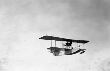 Aeromarine 40, USA (By Naval Historical Centre Photograph; Photographer not stated (Naval Historical Centre Photograph #: NH 99728) [Public domain], via Wikimedia Commons)