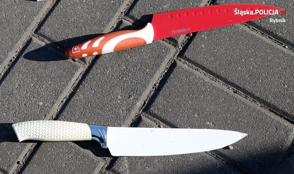 Dwa noże, które znaleziono przy agresorze 