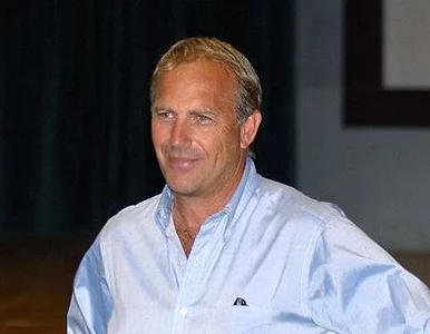 Miniatura: Kevin Costner śpiewa na ulicy