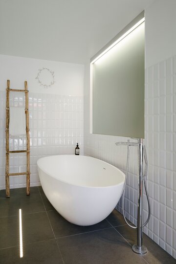 Nowe wnętrza domu zbudowanego w&nbsp;latach 90. XX wieku, projekt (ma!ca) architecture