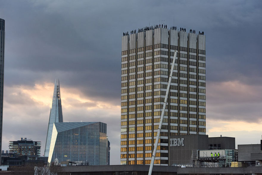 Rzeźby samobójców na budynkach ITV w Londynie 