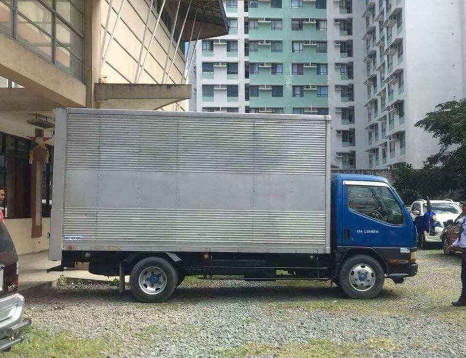 Ciężarówka, którą przewożono psy na wystawę w Marikina City 