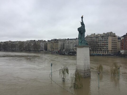 Miniatura: Paryż przygotowuje się na powodzie