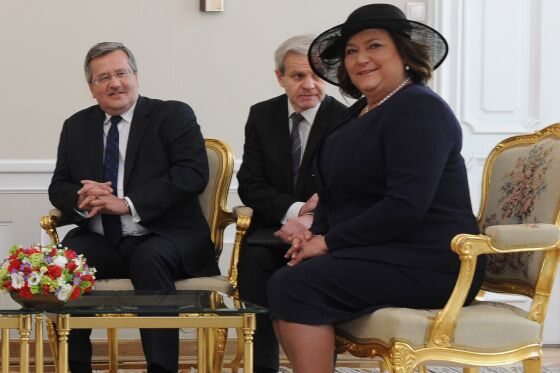 Prezydentowi Komorowskiemu bardzo podoba się nowe nakrycie głowy Anny Komorowskiej, fot. PAP/Jacek Turczyk