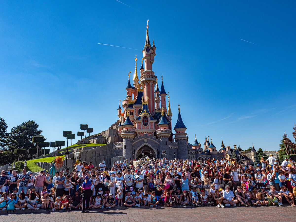 Tłum turystów w Disneylandzie 
