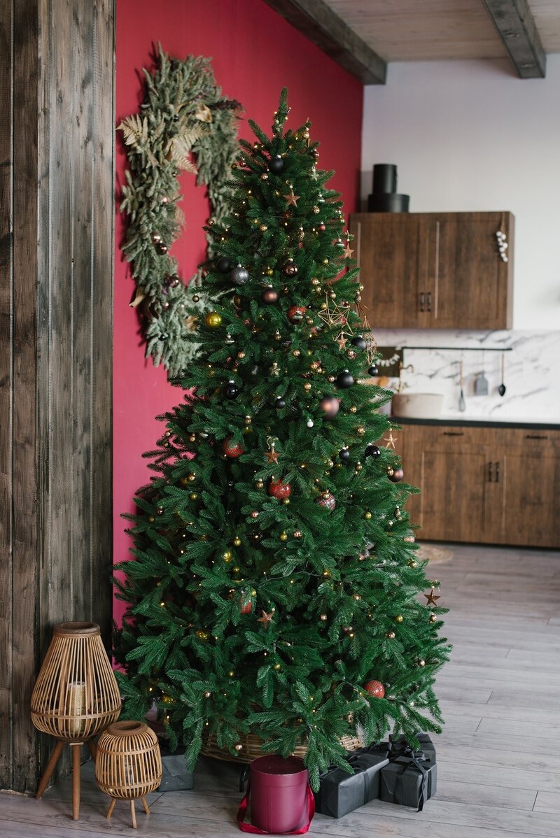 Ta czerwona ściana robi całe święta. Jedna choinka, kilka detali i&nbsp;dom wygląda jak z&nbsp;magazynu wnętrzarskiego