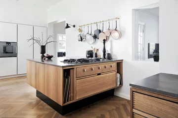 Biało-drewniana zabudowa kuchenna 