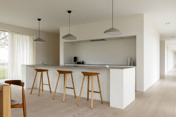 Jesienny i&nbsp;nostalgiczny. Parterowy dom zaprojektowany przez Norm Architects
