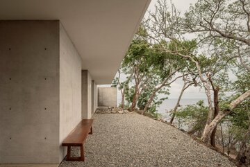 Casa Malonic w Zihuatanejo zaprojektowana przez HW Studio. Prosta biała bryła, okrągły dziedziniec i otwarcie na otaczający krajobraz tworzą spójną, wyciszoną architekturę 