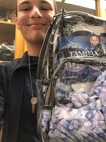 Tampony w plecaku - uczeń demonstruje niepraktyczność pomysłu 