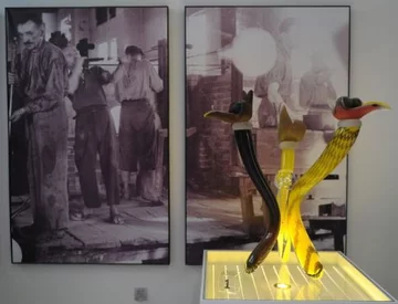 Świecznik na tle dawnej pracowni szkła (PAP/Darek Delmanowicz)