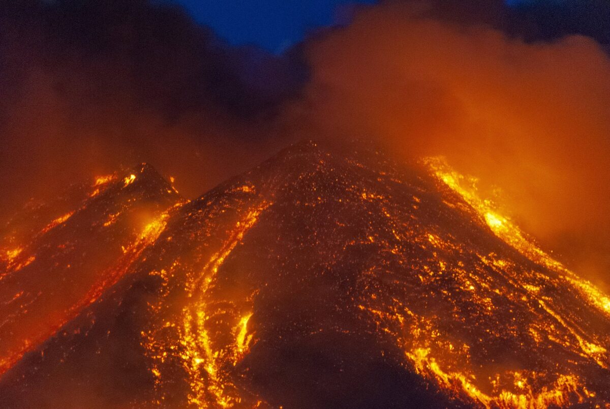 Lawa wypływająca z Etny w trakcie erupcji 