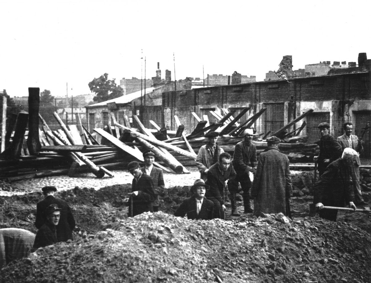 Kopanie rowu przeciwczołgowego i budowa barykady, prawdopodobnie ul. Sienna (początek sierpnia 1944) 