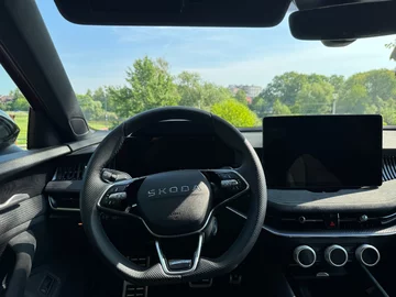 Skoda Superb Sportline 2.0 TSI 265 KM 4x4, widok wnętrza od strony kierowcy Skoda Superb Sportline 2.0 TSI 265 KM 4x4, widok wnętrza kabiny od strony kierowcy