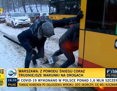 Reporter TVN24 pomógł pchać miejski autobus ślizgający się na śniegu....