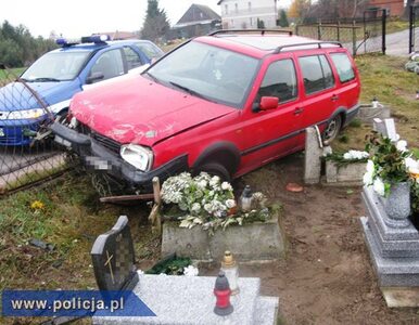 Miniatura: Pijany kierowca "zaparkował" auto na...
