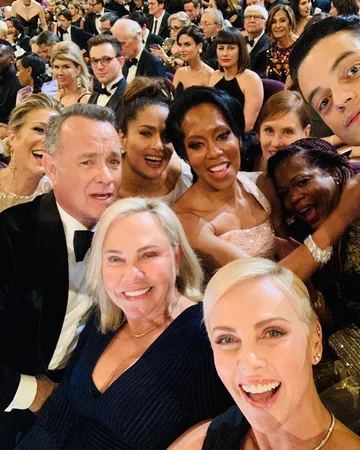 Nowe oscarowe selfie zamieszczone na Instagramie przez Charlize Theron Na zdjęciu widać: Charlize Theron i jej mamę Gerdę Jacobę Alettę Maritz, Toma Hanksa, Ritę Wilson, Salmę Hayek, Reginę King i Rami'ego Maleka.