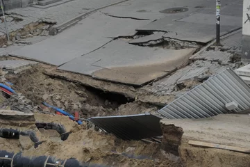 Najpierw w związku z budową metra zalany został tunel pod Wisłostradą... (fot. PAP/Grzegorz Jakubowski)