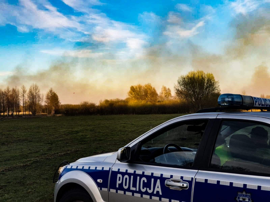 Policyjne zdjęcie z akcji gaśniczek w Biebrzańskim Parku Narodowym 