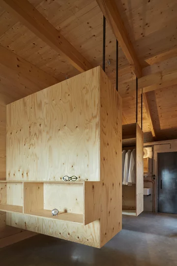 Przytulne wnętrza skryte za betonową ścianą, projekt Mjölk architekti Linka, Mjolk