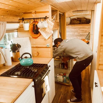 Autobus przerobiony na mieszkanie 