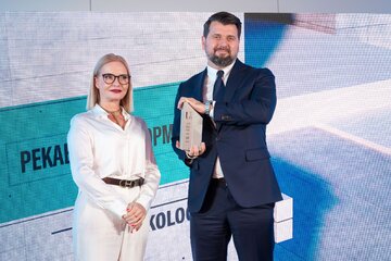 Grzegorz Kawecki (z prawej) oraz&nbsp;wręczająca nagrodę Marzena Zielońska, prezes Capital Point