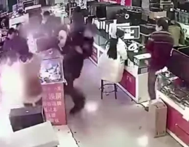 Miniatura: Mężczyzna ugryzł w sklepie baterię do...