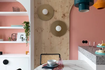 Różowe mieszkanie z miejscem do pracy, projekt KODO KODO, różowe, małe, mieszkanie