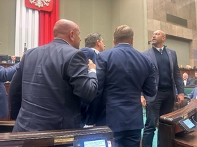Miniatura: O krok od bójki między posłami PiS i KO w...
