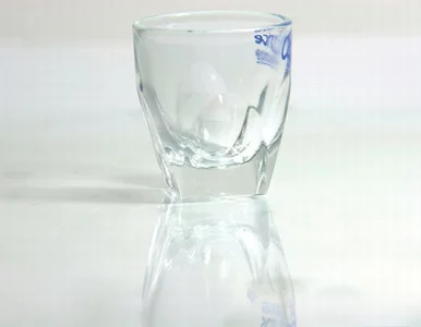 Miniatura: Pijemy mniej wódki