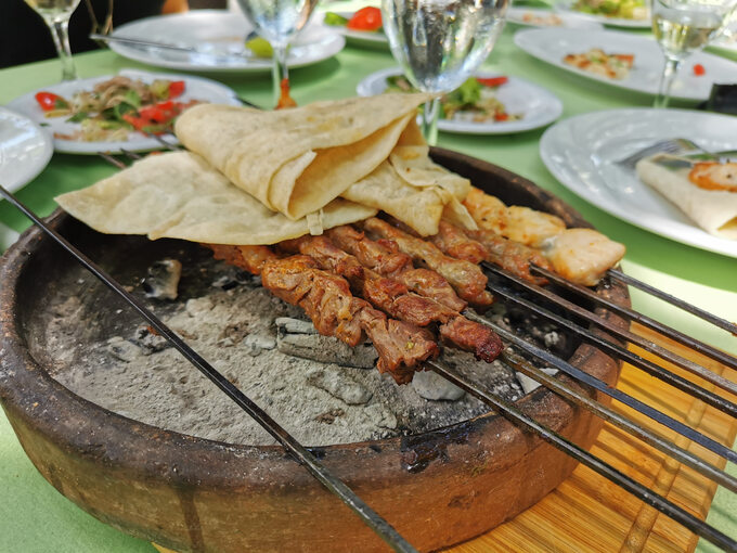 Kebab w formie szaszłyków podawany na żarzącym się węglu