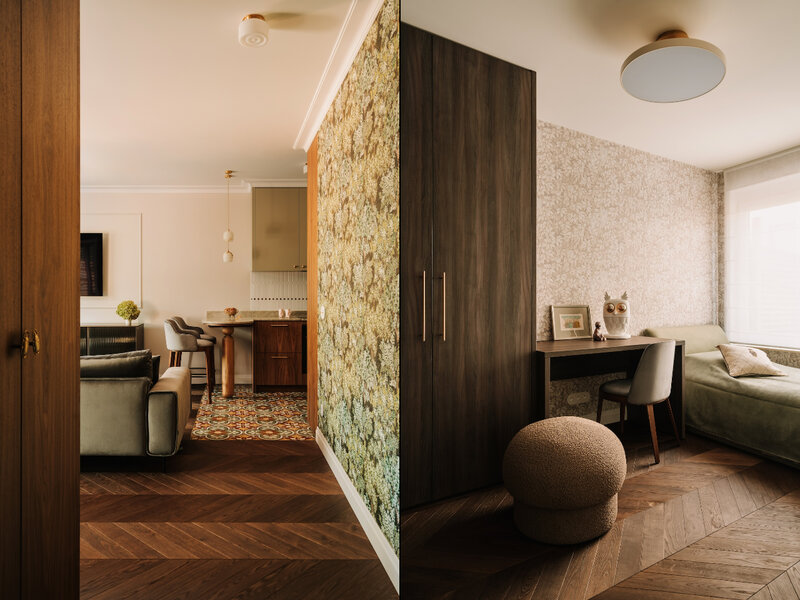 Dębowa podłoga w&nbsp;jodle francuskiej i&nbsp;orzechowe forniry