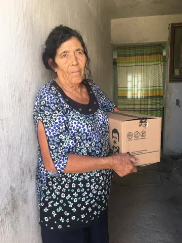 Osoba obdarowana przez współpracowników Alejandriny 