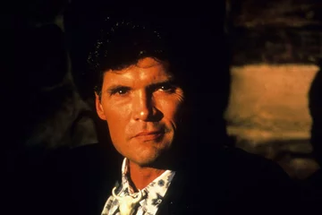 Everett McGill ("Duży" Ed Hurley) 