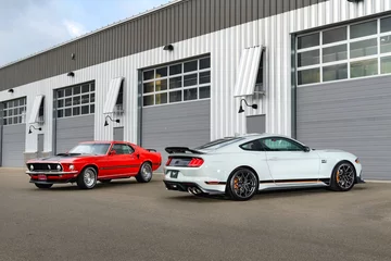 Ford Mustang Mach 1 Kilka części „pożyczono” z GT350. To chociażby kolektor dolotowy i chłodnica oleju. Jest też manualna skrzynia Tremec 3160 z rev-matching, czyli przegazówkę przy zmianie biegów, która dopasowuje obroty. Jako opcja możliwa jest 10-biegowa skrzynia automatyczna z chłodnicą oleju i łopatkami do zmiany biegów.