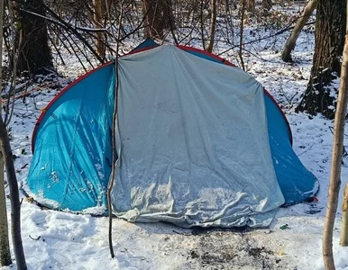 Miniatura: Kobieta mieszkała w namiocie. Była w ósmym...