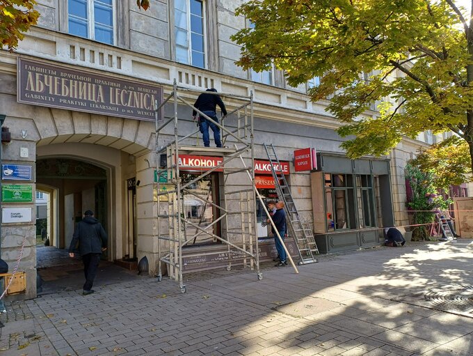 Budowa scenografii do „Lalki” na Krakowskim Przedmieściu