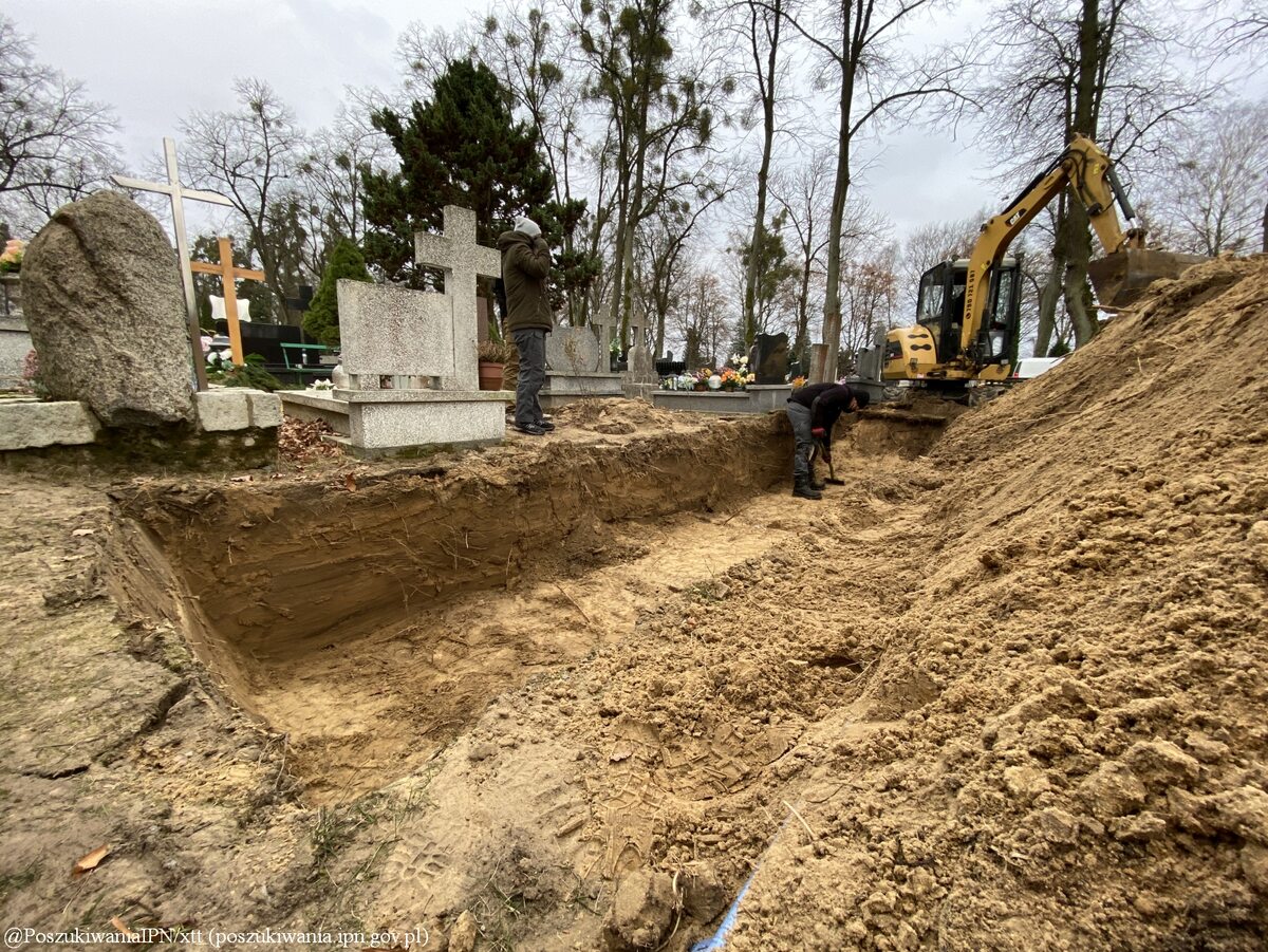 Poszukiwania szczątków zakonnic na cmentarzu w Ornecie 