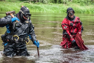 Badania na rzece Pilicy Badania podwodne na rzece Pilicy w okolicach Warki. Badania Wydziału Archeologii UW i
Państwowego Muzeum Archeologicznego w Warszawie. Fot. Magdalena Sugalska