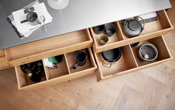 Stalowy blat kuchenny wieńczący szafki z litego drewna Stalowy blat kuchenny Garde Hvalsoe