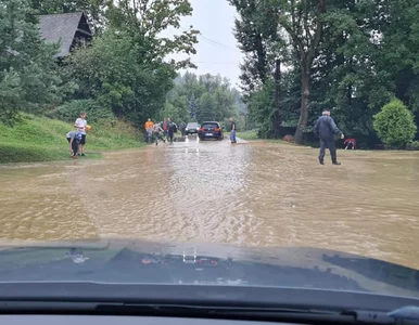 Miniatura: Nawałnice na Podhalu. Zniszczone drogi i...