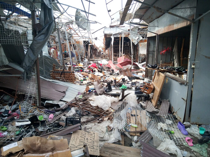 Zniszczony bazarek w Kupiańsku