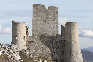 Rocca Calascio, Włochy Najwyższa twierdza w Apeninach. Do naszych czasów zachowała się jej wyjątkowa baszta z X wieku. Co ciekawe, forteca ta nigdy nie widziała bitwy. Została zniszczona przez trzęsienie ziemi w XV wieku.