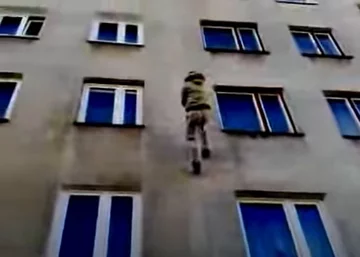Ile certyfikatów rzekomo posiada ten amator wspinaczki?