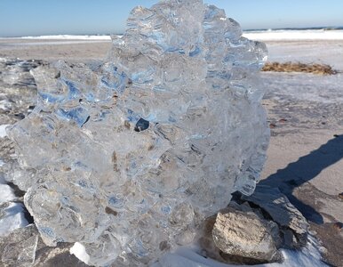 Miniatura: „Kryształy” i zamarznięte molo nad...