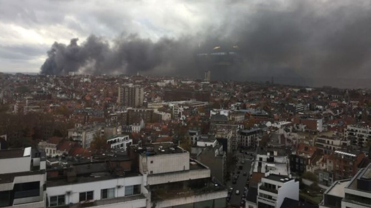 Kłęby dymu nad Brukselą 