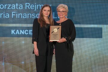 Dr Małgorzata Rejmer (z prawej) oraz&nbsp;wręczająca nagrodę Natalia Rzewińska, redaktor zarządzająca Wprost